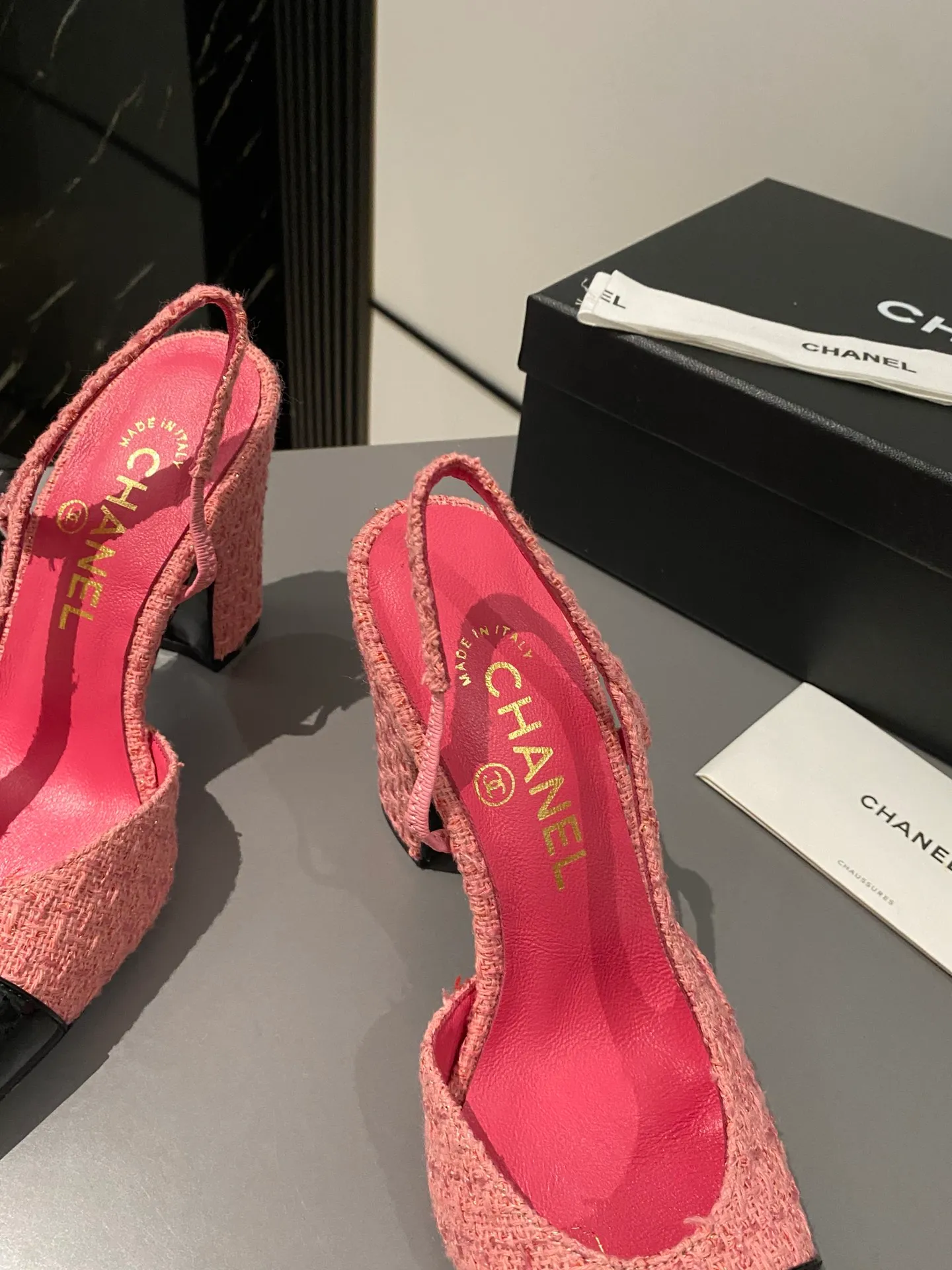 👟👟Ex-factory price 520👟👟 Purchase grade, high-heeled version, Chanel classic slingback sandals. We have been making this model for the past few years. This year, we will re-purchase the version and make a detailed copy again. I found that the upper lines and body comfort of the new version have been slightly adjusted! The brand won't say anything because the overall appearance difference is not big and it doesn't affect wearing. All colors now produced are produced according to the latest styles! What you buy is the latest classic model from the counter, made of imported mixed sheepskin surface material, imported mixed sheepskin, and Italian imported cowhide leather soles! High heels 9.5cm Size: 35-39 Other sizes can be customized (customized sizes 34, 40, 41, 42, 43 are non-refundable and non-exchangeable)